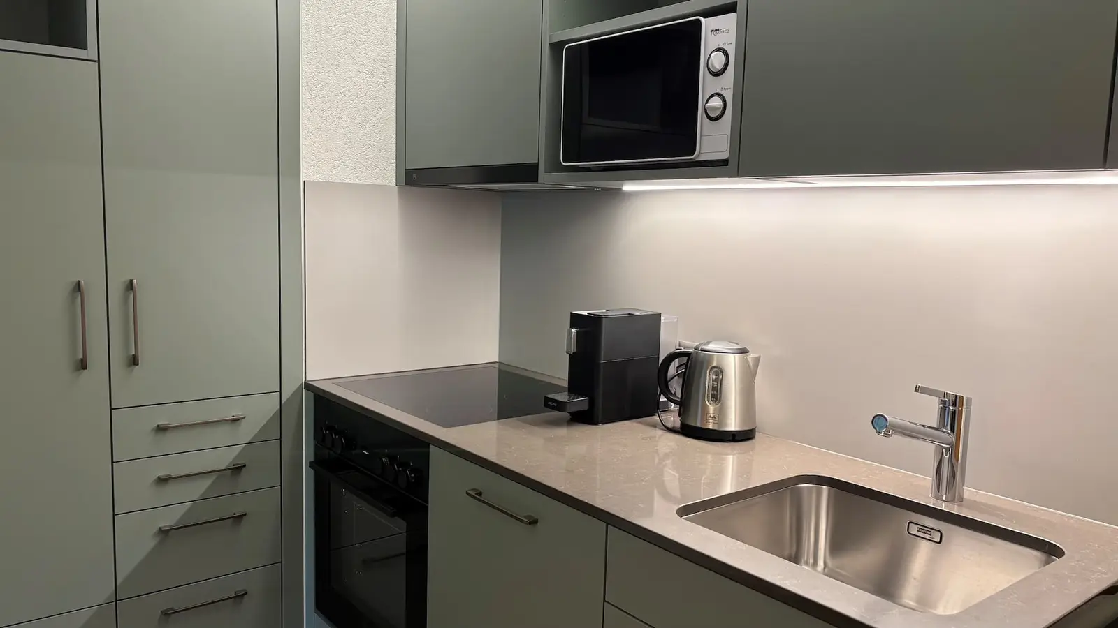 Kitchenette with oven, microwave and coffee machine