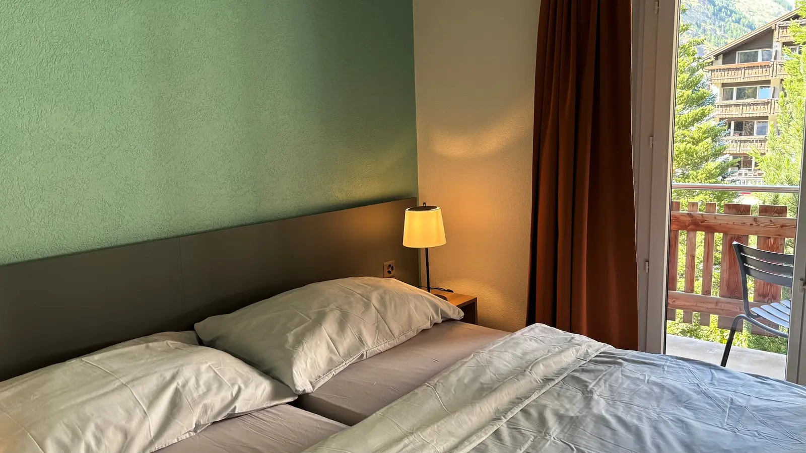 Second bedroom with balcony access