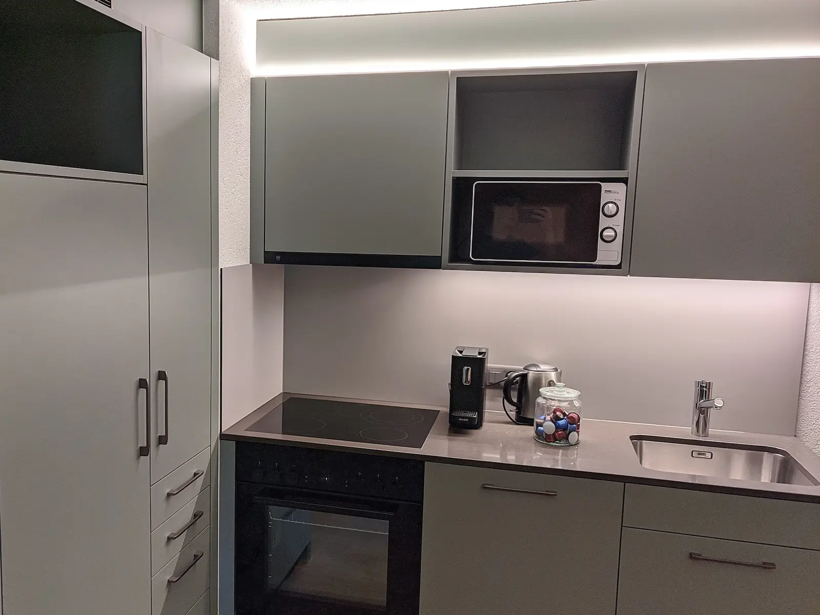 Kitchenette with oven, microwave and coffee machine