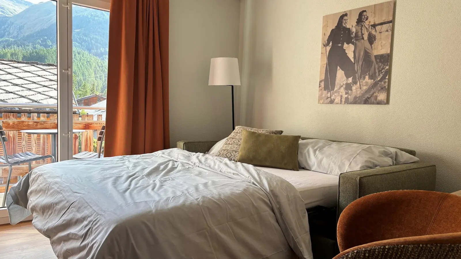 The lower floor doubles as a second bedroom