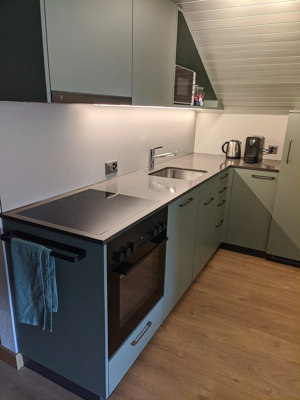 Kitchenette with cooktop and oven