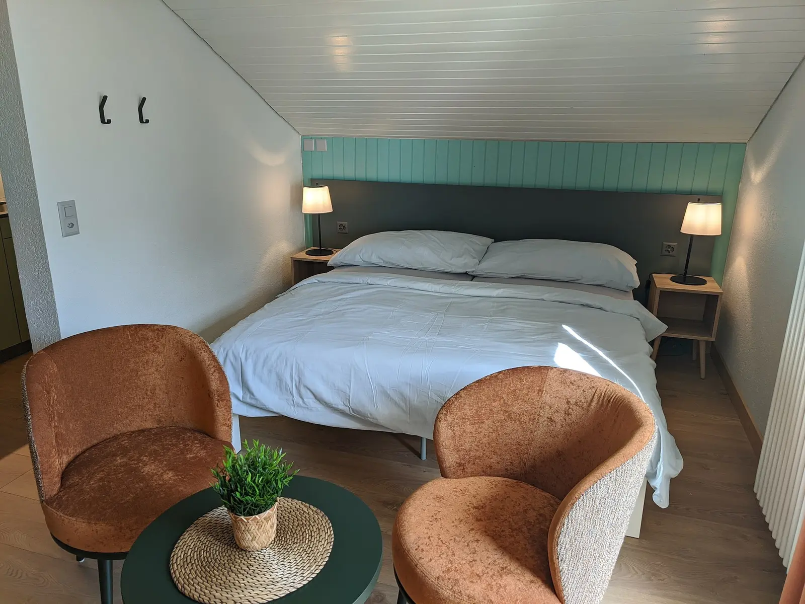 King-size bed with sitting corner